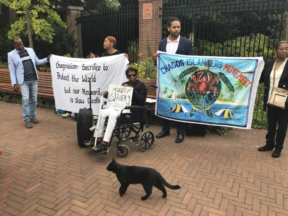Demonstranter från Chagosöarnas ursprungsbefolkning utanför den internationella domstolen i Haag 2018.