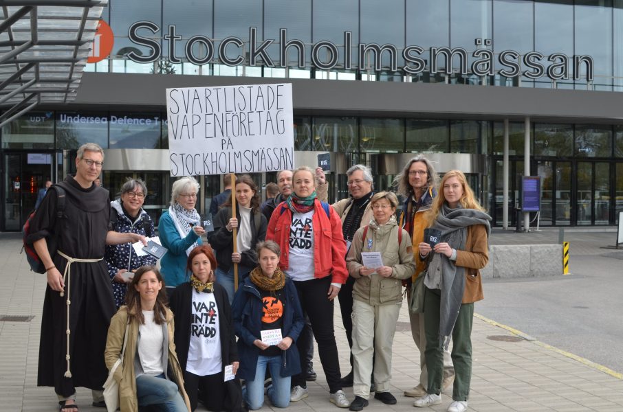 Svenska Freds, Stockholms Freds, Kristna Fredsrörelsen, Internationella Kvinnoförbundet för Fred och Frihet och flera internationella fredsaktivister protesterar mot vapenmässan i Älvsjö.