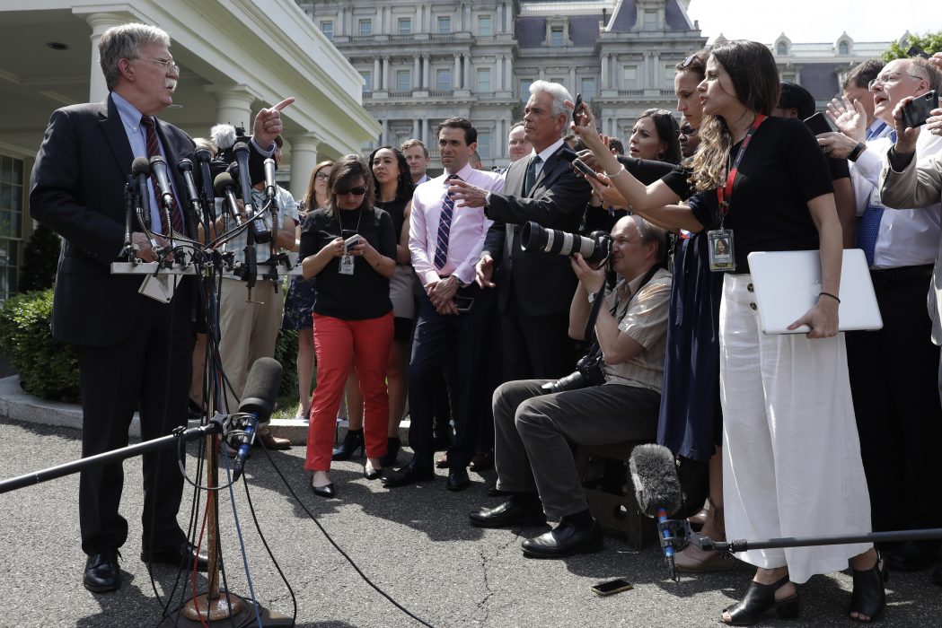 USA:s nationelle säkerhetsrådgivare John Bolton säger att krafter inom Venezuelas regim samtalar med oppositionen om en fredlig övergång av makten.