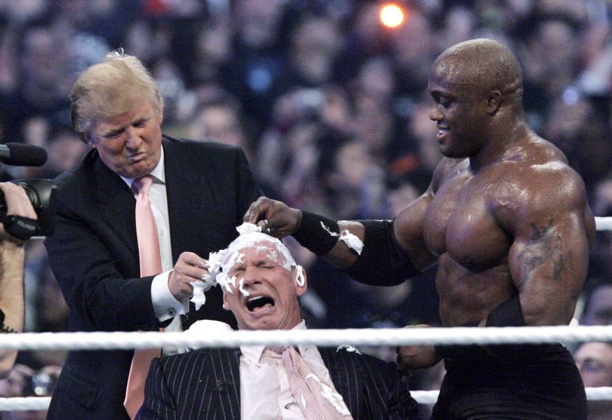 Trump rakar håret på wrestlinghöjdaren Vince McMahon efter att ha brottat ned honom utanför ringen i samband med en match 2007.