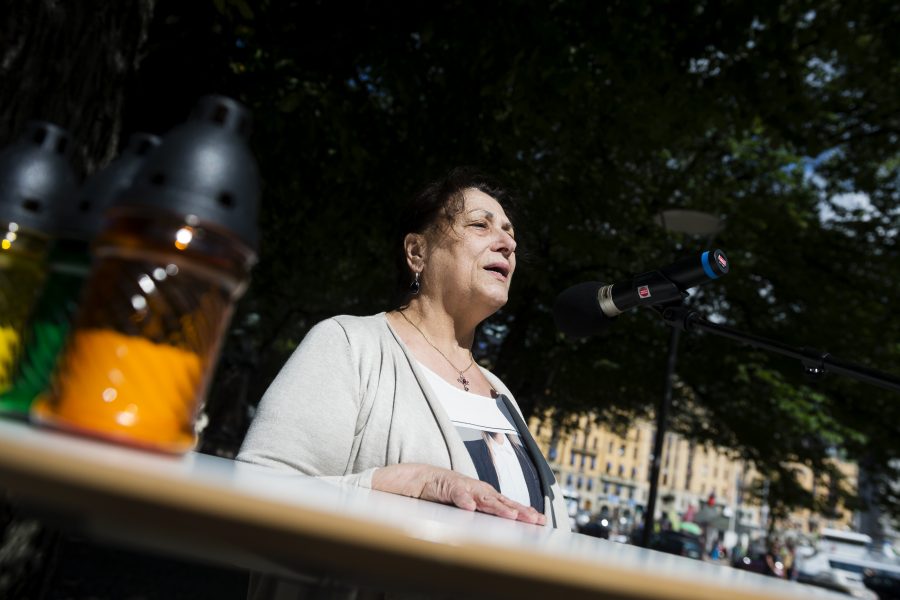 Rita Prigmore talar vid en minnesceremoni för Förintelsens romska offer vid Raoul Wallenbergs torg i Stockholm 2015.