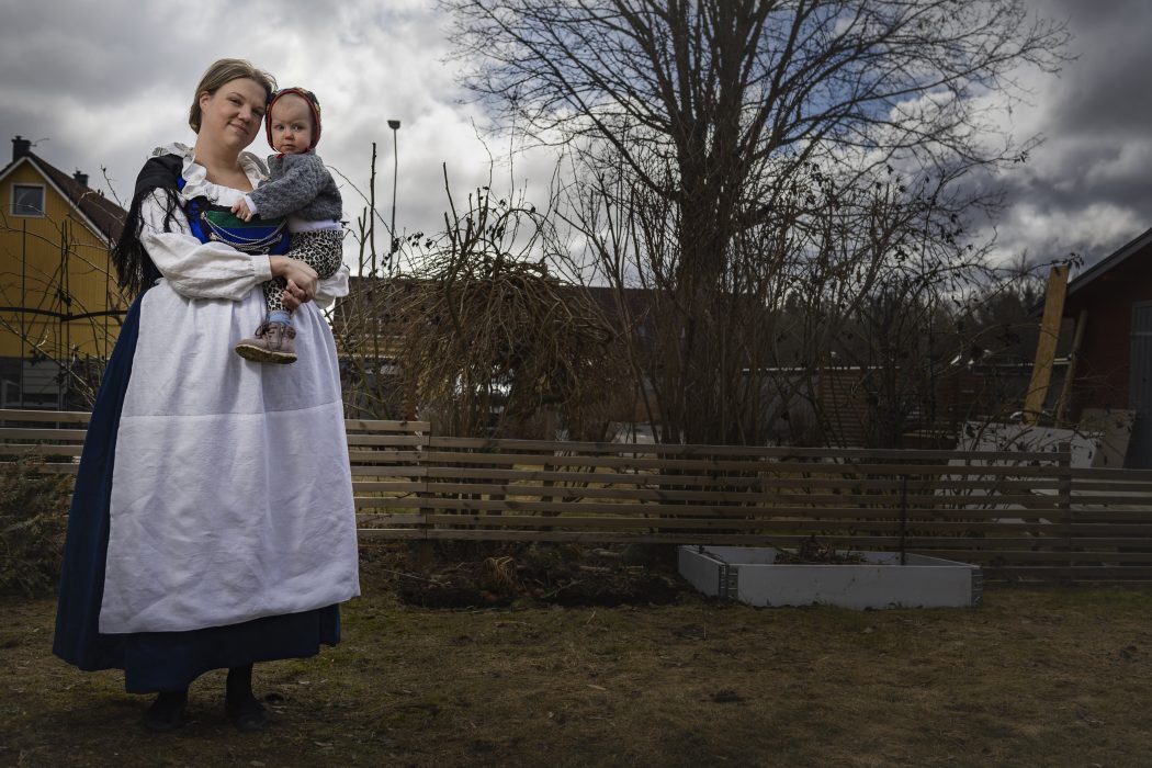 Hannah Ström, här med dottern Ebba, har själv sytt sin Oxiedräkt.