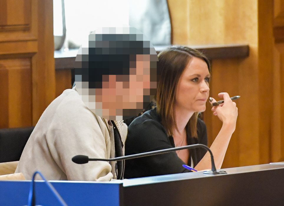Läkaren bredvid sin försvarare Frida Wallin vid en häktningsförhandling.
