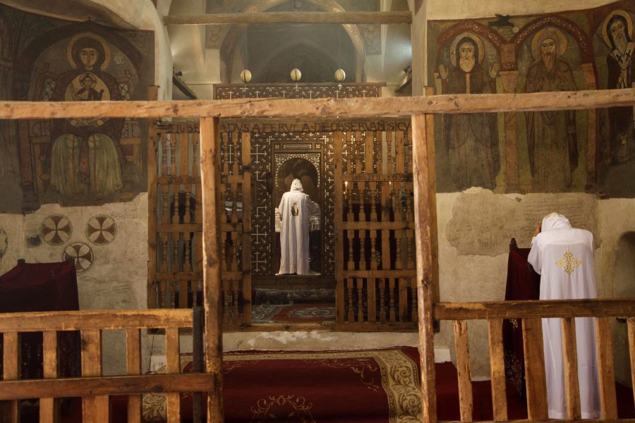 Bön i ett kloster från 400-talet i öknen sydväst om Kairo.