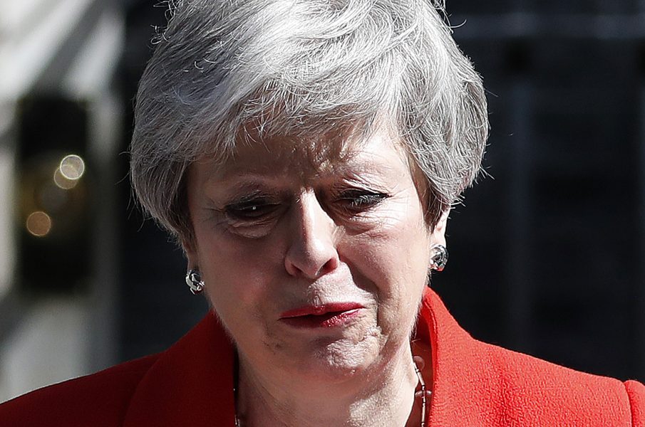 "Den gråtande damen", kallas Theresa May på Daily Mirrors tidningsomslag.