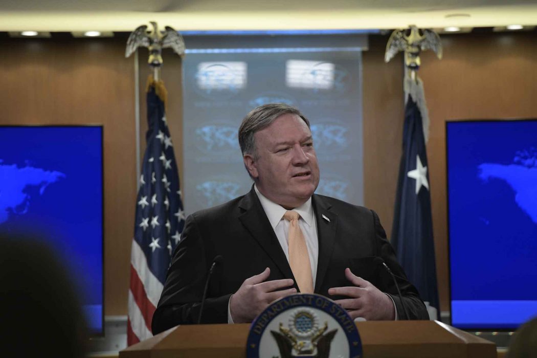 USA:s utrikesminister Mike Pompeo uppmanar Venezuelas president att lämna över makten.
