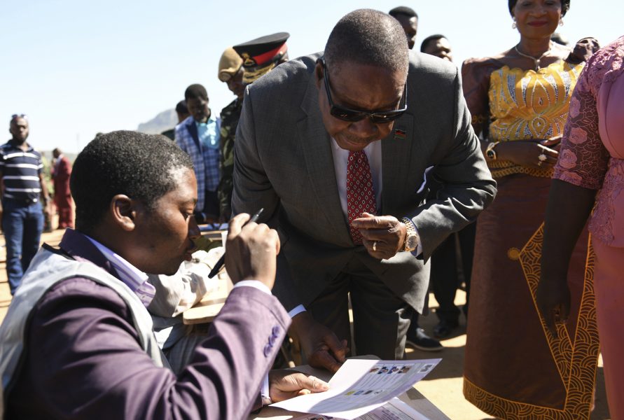 President Peter Mutharika lägger sin röst i förra veckans val, vars resultat har överklagats av motståndaren Lazarus Chakwera.