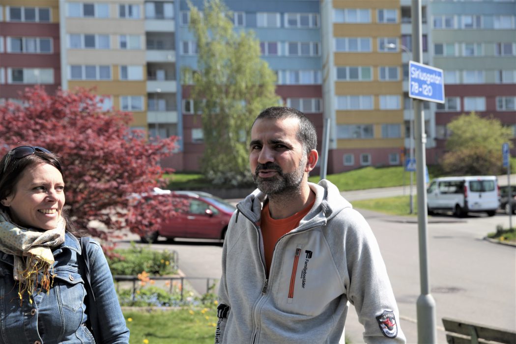 Sara Hamon på Familjebostäder och en av bovärdarna Mariwan Hussein diskuterar vad som behöver göras i Bergsjön.