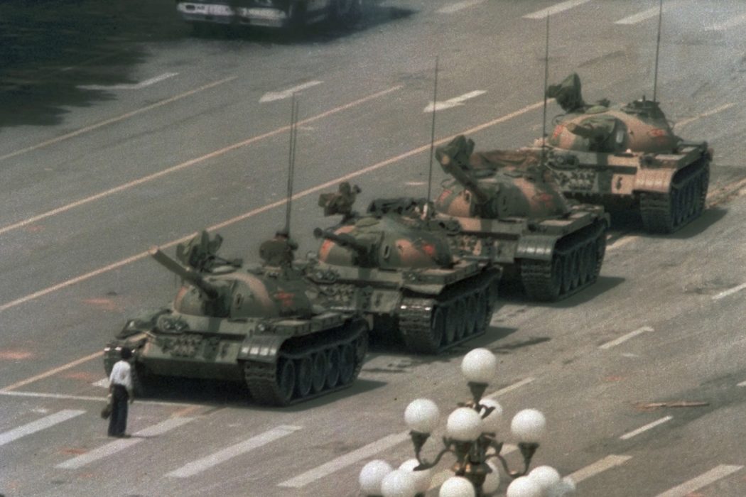 Den mest kända bilden från demonstrationerna på Himmelska fridens torg är den av mannen som fått smeknamnet "Tank man".