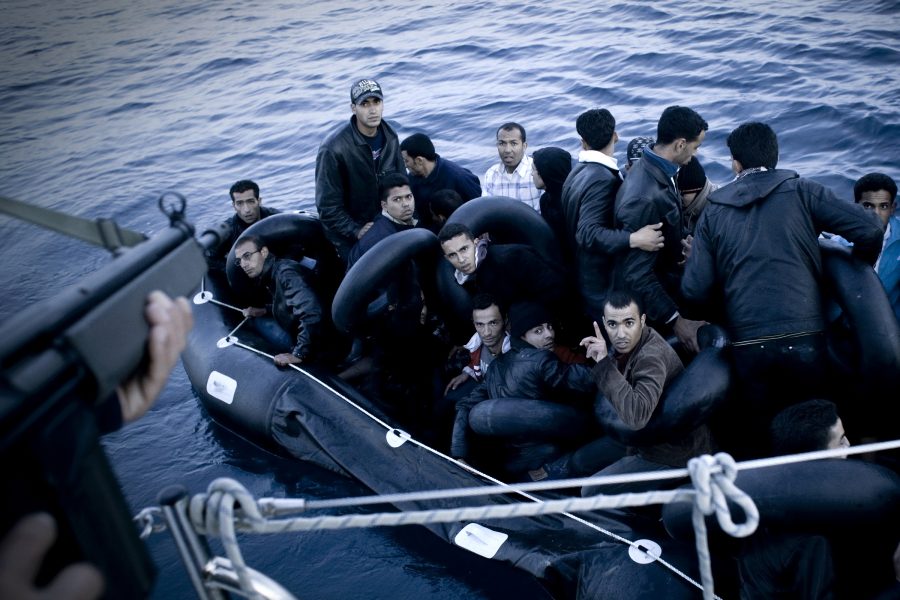 Migranter som tagit sig över Medelhavet möts av grekisk kustbevakning.