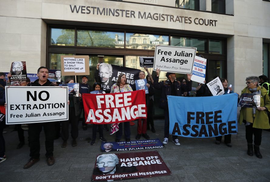 Flera demonstranter har samlats utanför den domstol där Julian Assange kommer att framträda.