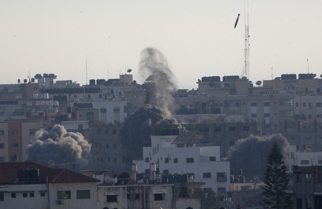 Ett israeliskt luftangrepp mot Gaza stad under söndagen.