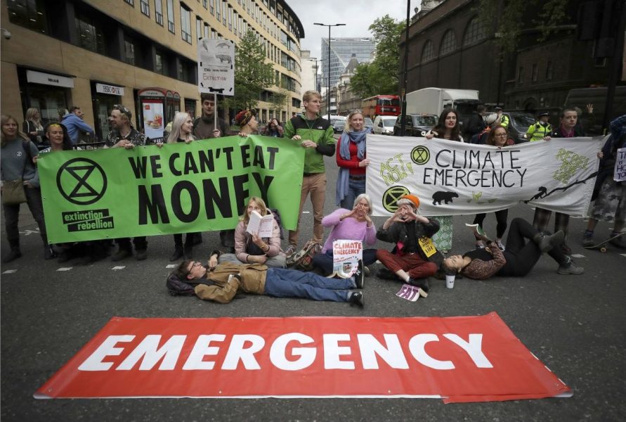 Aktivister från Extinction rebellion blockerar en Londongata för att få regeringen att utropa nödläge för klimatet, vilket regeringen gjorde några dagar senare.