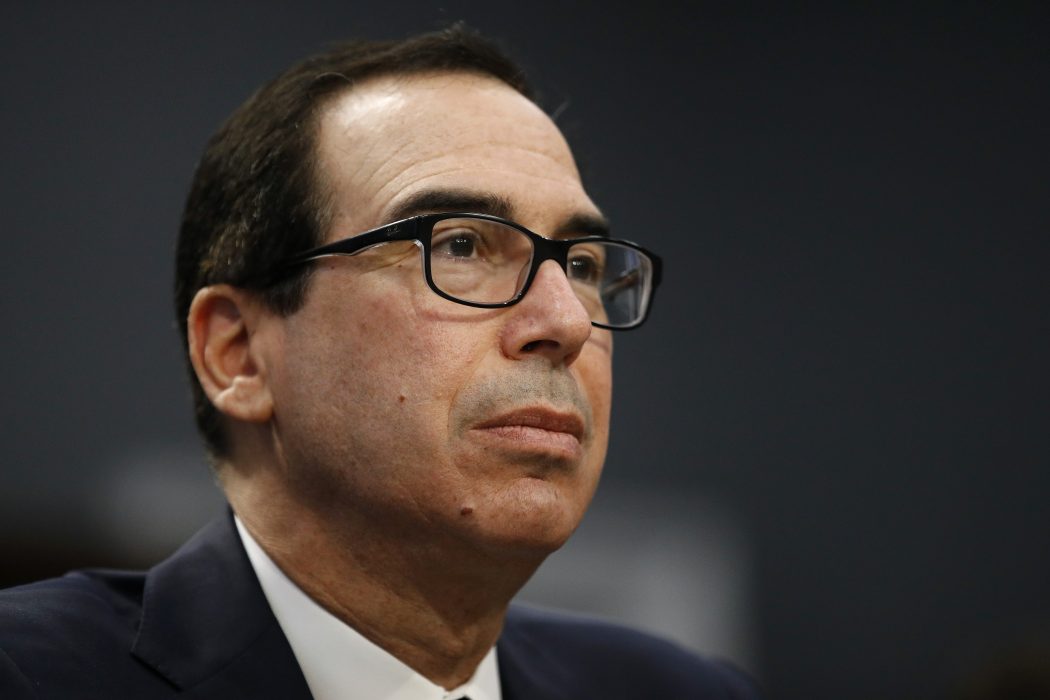 USA:s finansminister Steven Mnuchin säger att kravet på att Donald Trumps deklarationer ska offentliggöras saknar stöd i lagen.