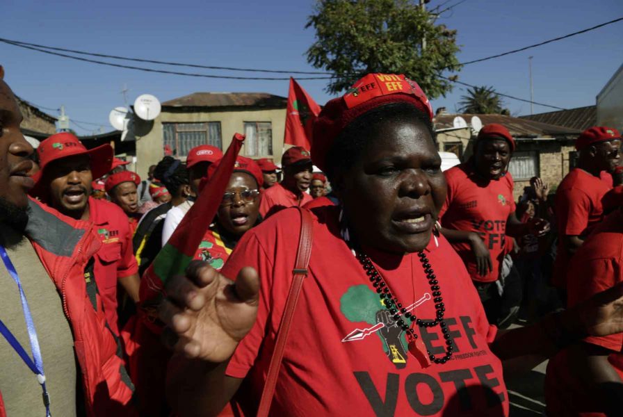 Anhängare till vänsterpartiet EFF vid ett förstamajfirande i kåkstaden Alexandra i Johannesburg.