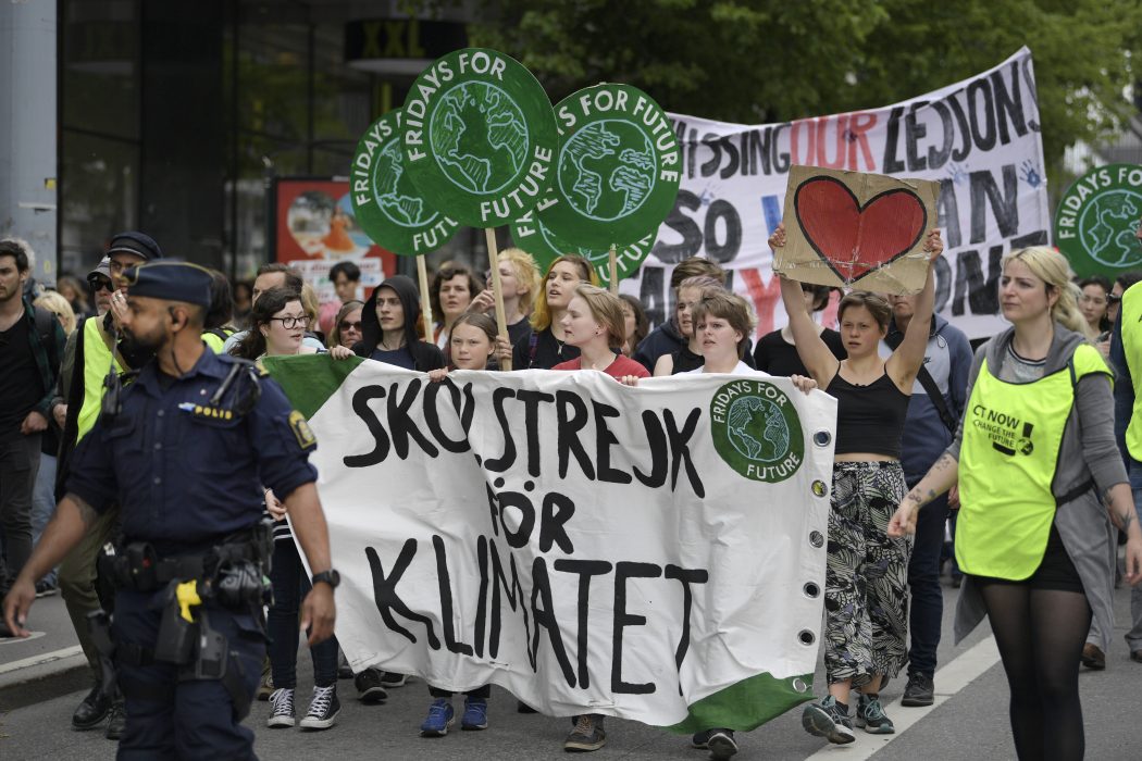 Skolungdomar marscherade från Humlegården till Kungsträdgården i Stockholm.