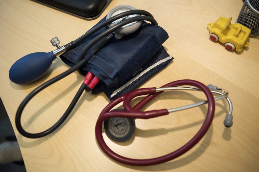 Försäkringsaktören Alivia får kritik för att sälja medicinska bedömningar som är kostnadsfria i den offentliga vården.