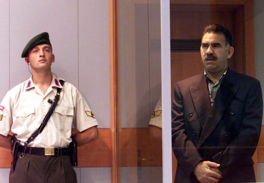 Den kurdiske PKK-ledaren Abdullah Öcalan (till höger) under rättegången i Turkiet 1999.