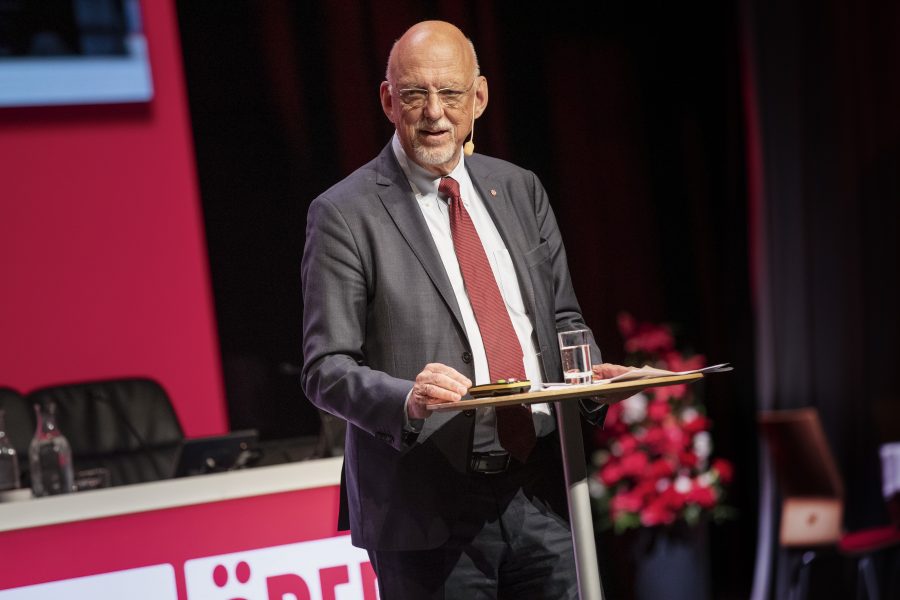 "Vi socialdemokrater i Sverige håller ställningarna genom att behålla fem mandat i Europaparlamentet", säger EU-minister Hans Dahlgren (S).
