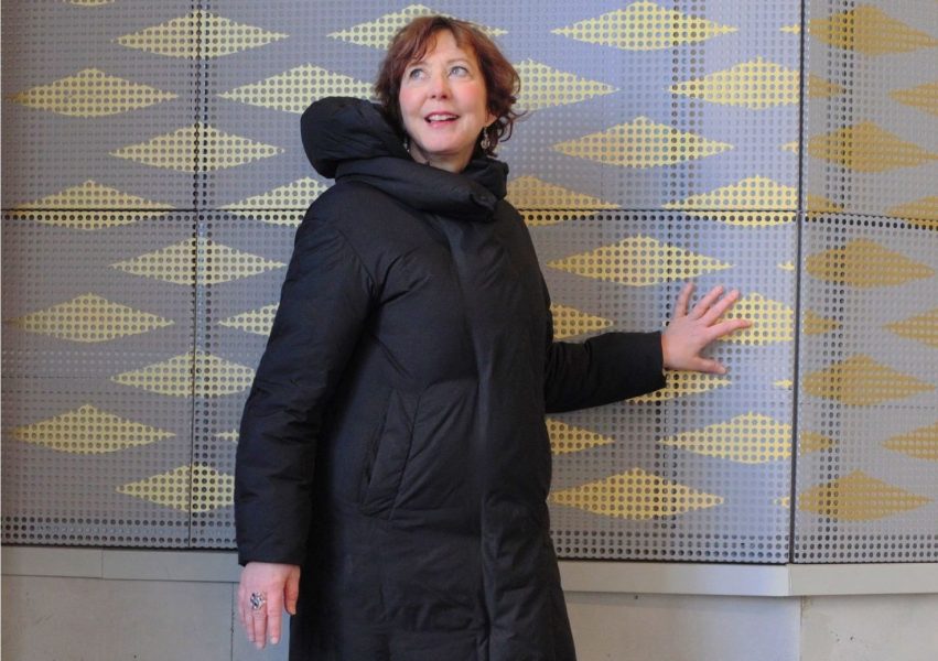 Hur många transporthallar har guldskimrande väggar och pelare? Elisabeth Wengström får ofta höra att konstnären Sebastian Freytags verk inspirerar dem som jobbar här på Södersjukhuset.