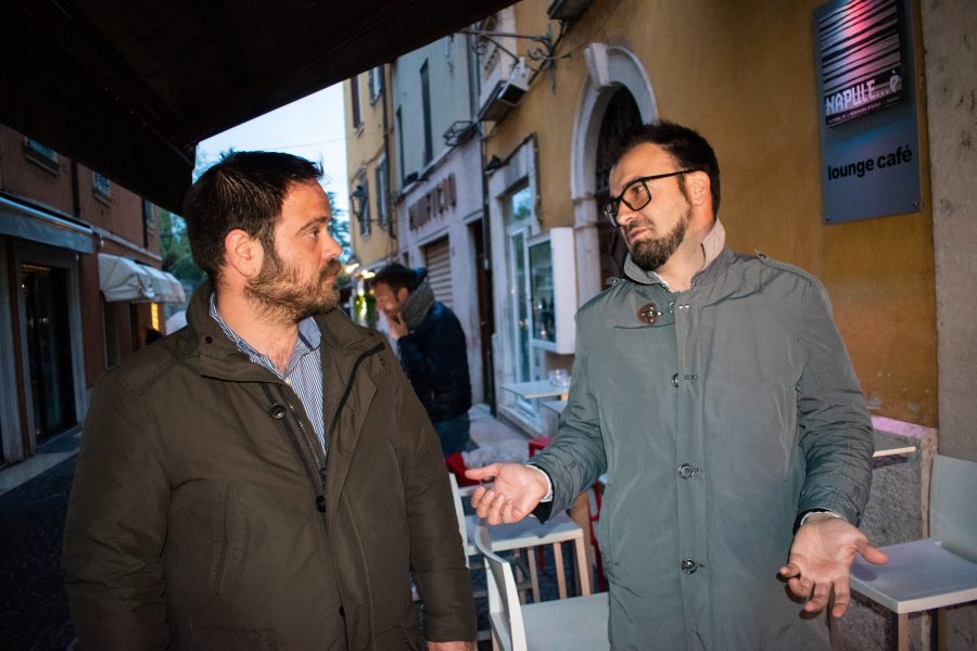 Francesco Tomellini och Michele Paroni diskuterar på en bar i Peschiera, invid Gardasjön.