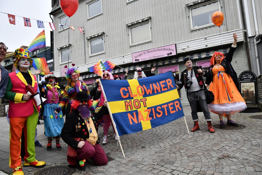 Clowner mot nazister vid nazistiska organisationen Nordiska motståndsrörelsen (NMR) demonstration i Kungälv på första maj.
