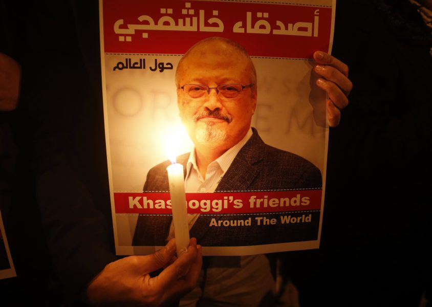 En bild på den mördade saudiske journalisten Jamal Khashoggi hålls upp under en minnesstund för honom utanför det saudiska konsulatet i Istanbul i oktober i fjol.