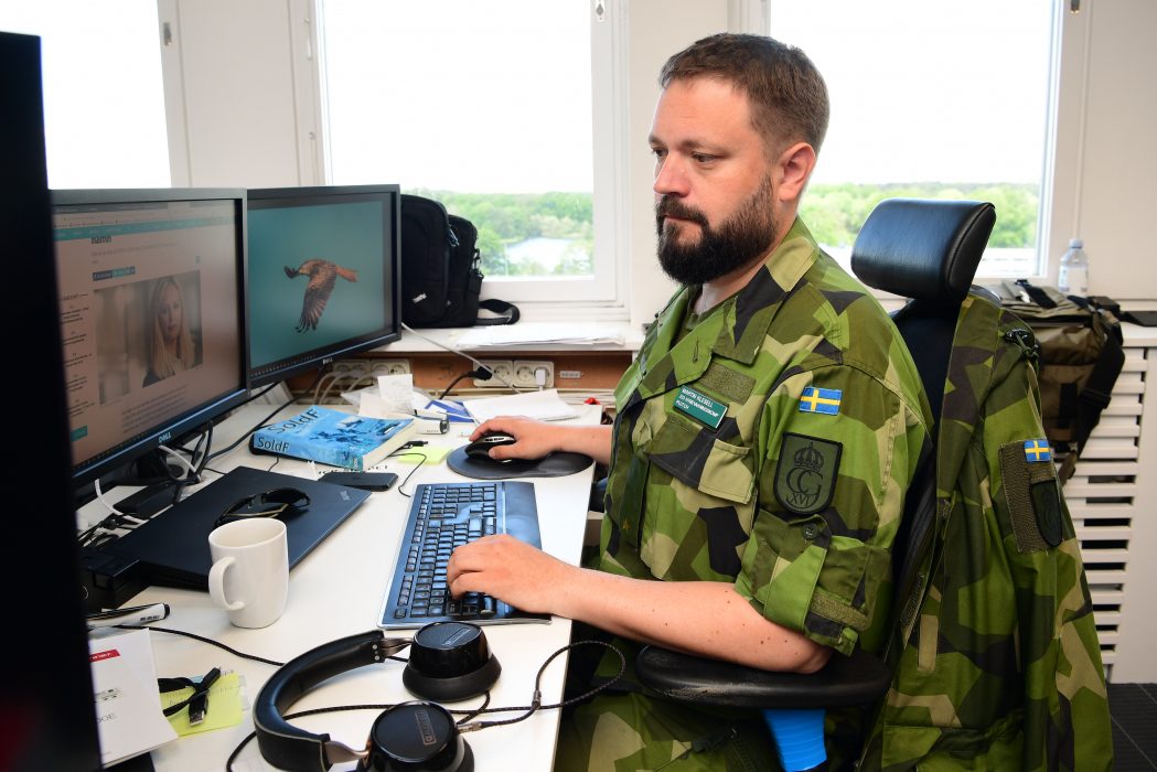 Martin Klesell är till vardags it-tekniker men han är även plutonschef i hemvärnet och dagen till ära tog han uniformen på sig till jobbet.