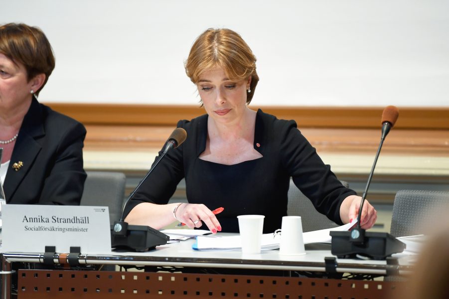 Socialförsäkringsminister Annika Strandhäll frågas ut i KU.