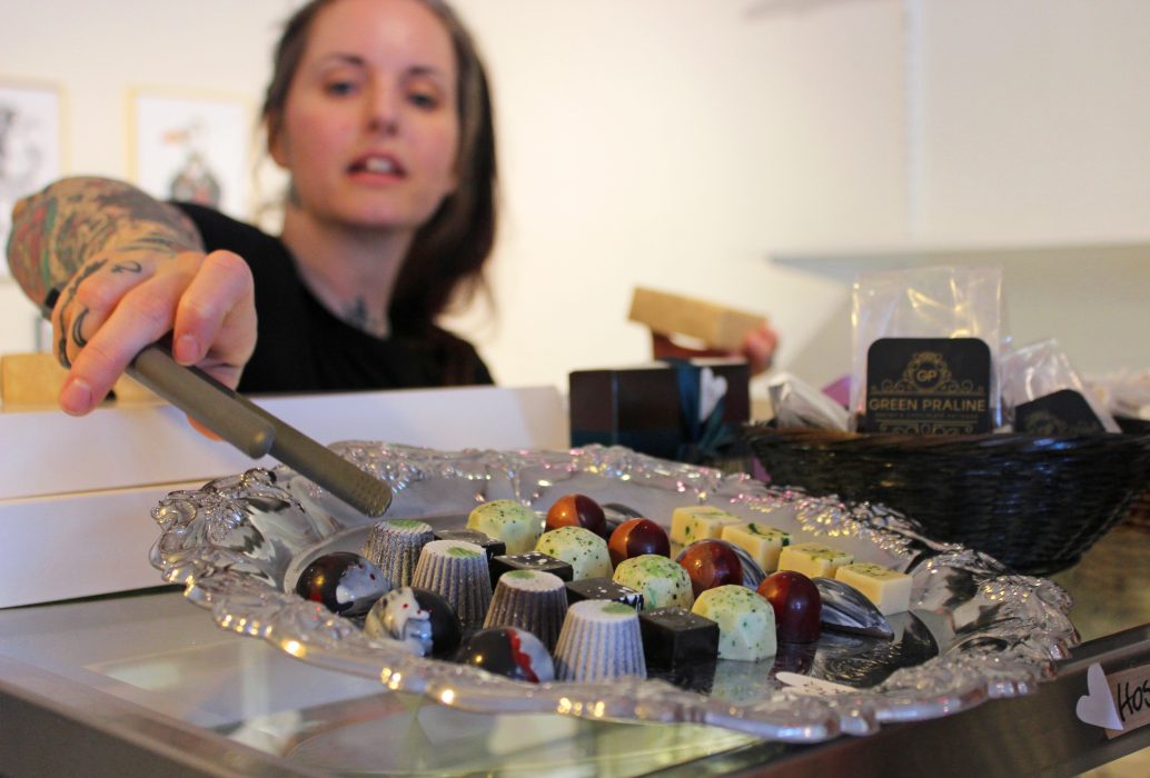 Anna Svärdström och de andra i gänget testade flera praliner innan de bestämde sig för att köpa in Stockholmsföretaget Green pralines godsaker.