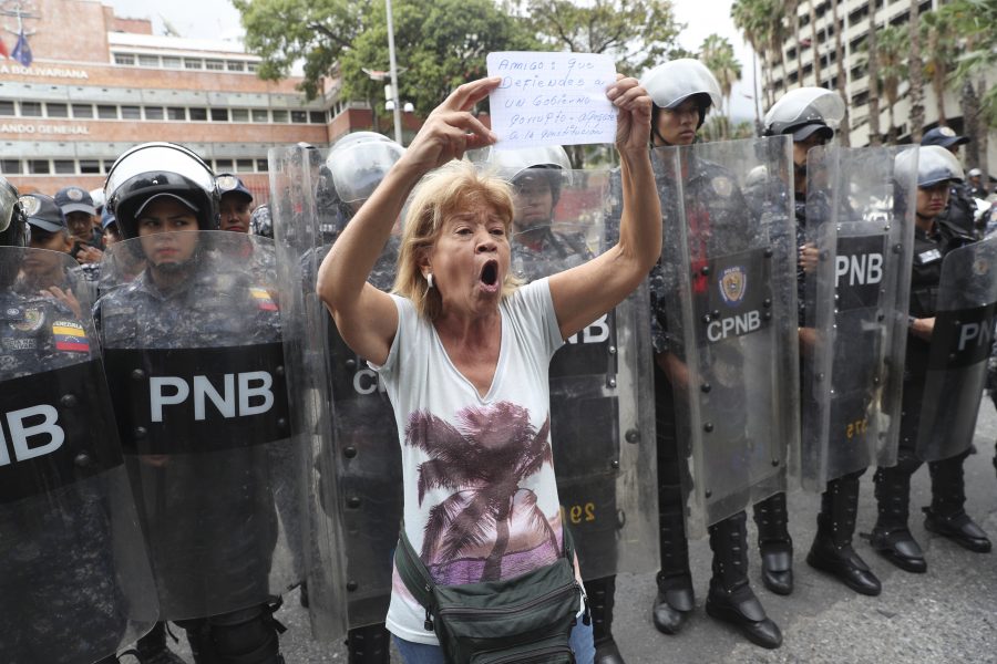 En kvinna protesterar mot president Nicolás Maduros styre i Venezuelas huvudstad Caracas.