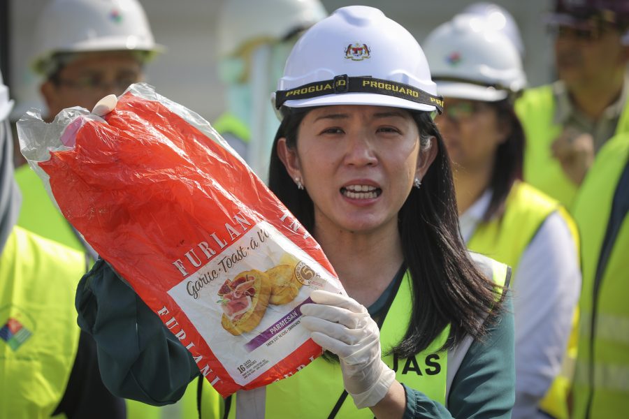 Malaysias miljöminister Yeo Bee Yin vill inte att landet ska bli en soptipp.