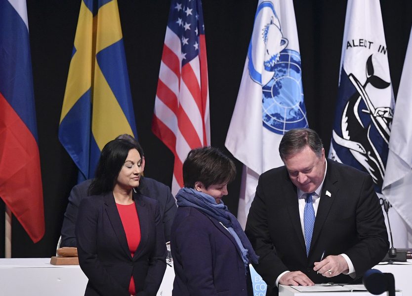 USA:s utrikesminister Mike Pompeo skriver under Arktiska rådets ministeruttalande.