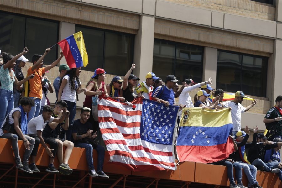 Supportrar till Juan Guaidó  lyssnar på dennes tal i Caracas onsdag 1 maj.