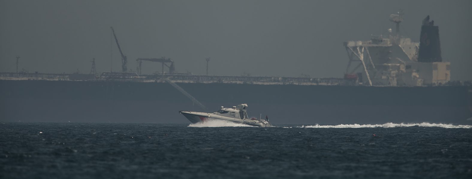 Kustbevakningen kör förbi en oljetanker utanför Fujairahs kust i Förenade arabemiraten i samband med sabotaget den 13 maj i år.