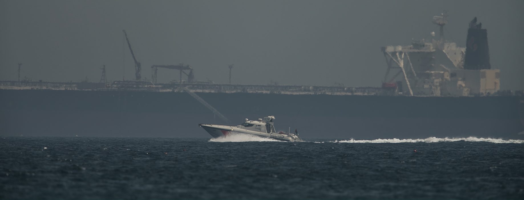 Kustbevakningen kör förbi en oljetanker utanför Fujairahs kust.