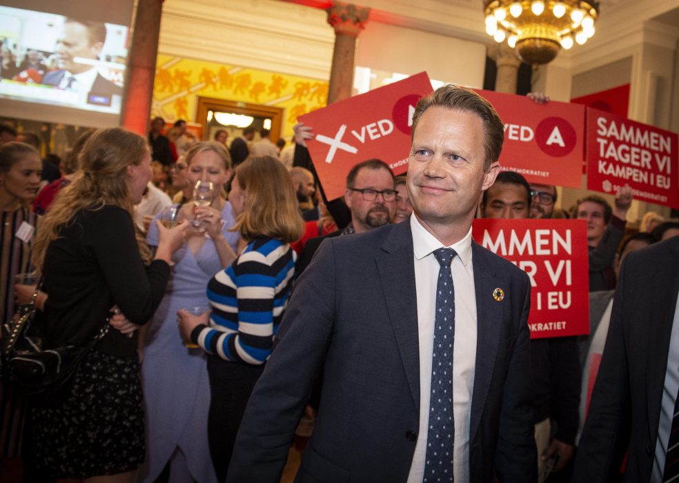 EU-ledamoten Jeppe Kofod i förgrunden på S-valvakan på Christiansborg i Köpenhamn.