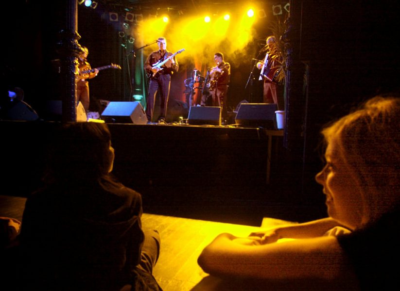 Orkester Merak spelar på Kägelbanan under Orientfestivalen.
