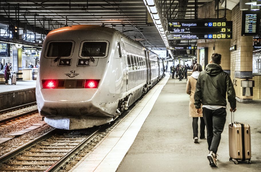 Tågbranschen kommer inte att nå målet om ökad punktlighet vid 2020, slår granskarna fast.