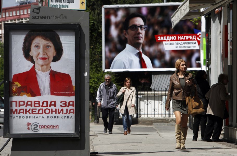 Kampanjaffischer med Gordana Siljanovska-Davkova och Stevo Pendarovski inför den första valomgången i april.