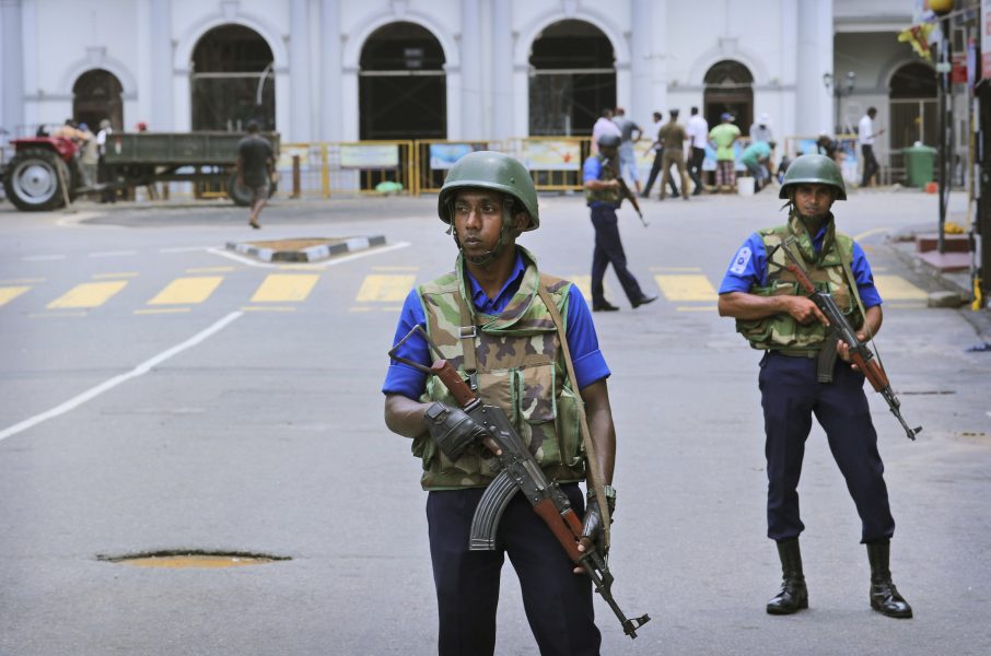 Lankesiska soldater bevakar en katolsk kyrka i Colombo.