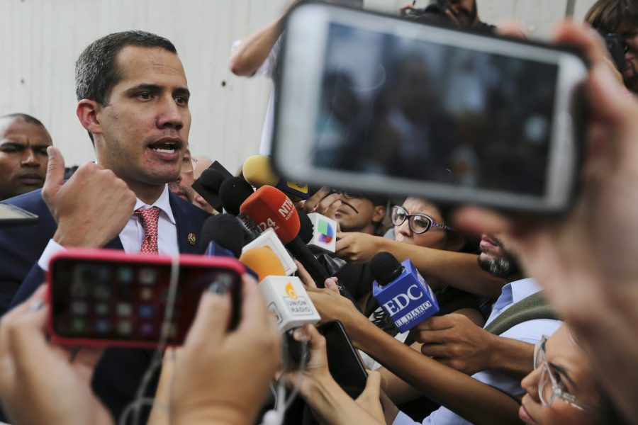 Venezuelas oppositionsledare Juan Guaidó begär att nyval ska hållas.