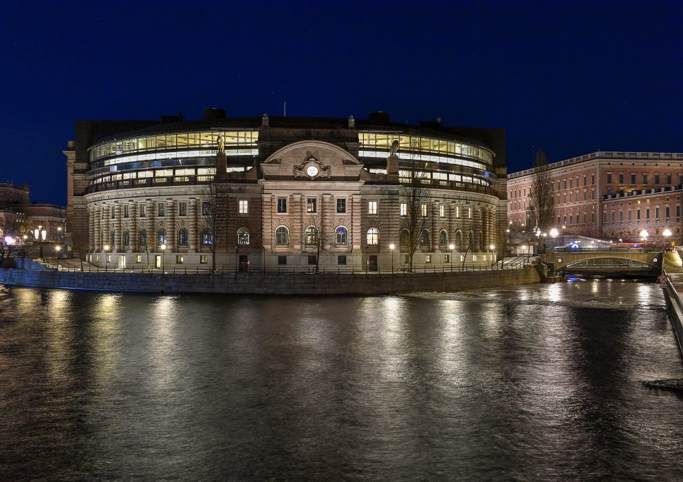 Flera riksdagsledamöter har skrivit sig hemma hos sina föräldrar och fått ut ersättning från riksdagen för de bostäder i Stockholms län som de delar med sina familjer.