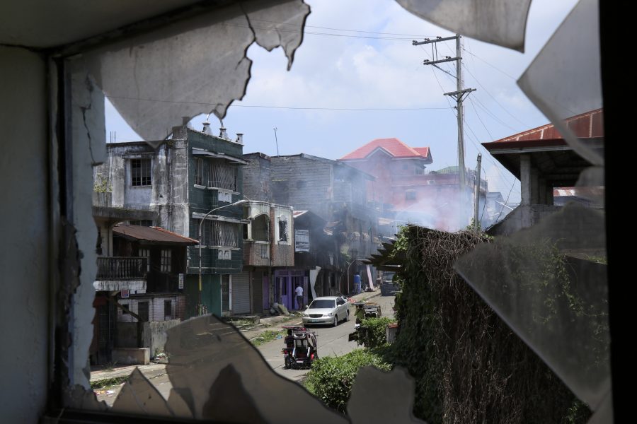 Efter fem månader av krig är förstörelsen närvarande var man en går i Marawi City.