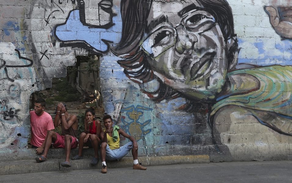 Ungdomar på en gata i Caracas.