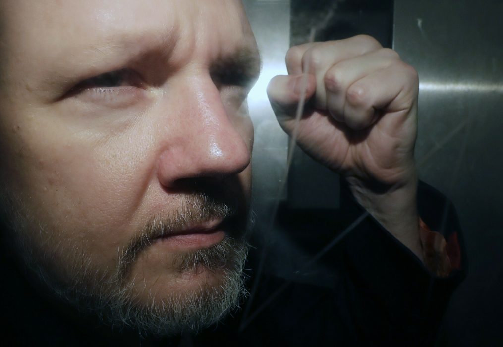 Julian Assange på väg från domstol i London tidigare i maj.