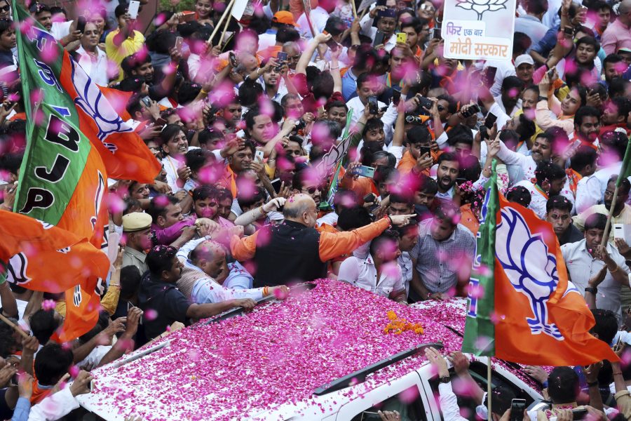 BJP:s partiledare Narendra Modi översköljs av blommor sedan står klart att hans parti vunnit valet i Indien.
