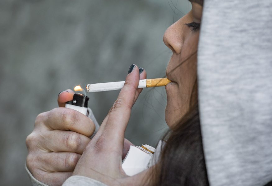 Den 1 juli blir det förbjudet att röka på många allmänna platser i Sverige, bland annat på uteserveringar.