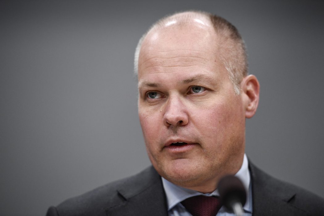 Justitie- och migrationsminister Morgan Johansson (S) får ja av riksdagen till att fortsätta med tillfälliga uppehållstillstånd men att också göra familjeåterförening lättare.