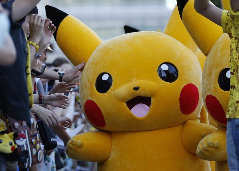 Pokémonfiguren Pikachu på en parad i Tokyo.